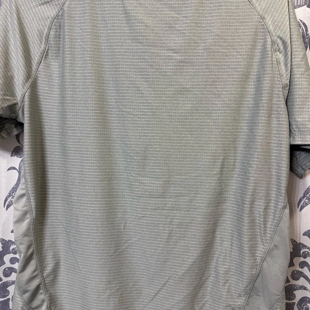 EUC Champion Gray Short Sleeve Performance Tee with Textured Design Size L - Picture 4 of 4